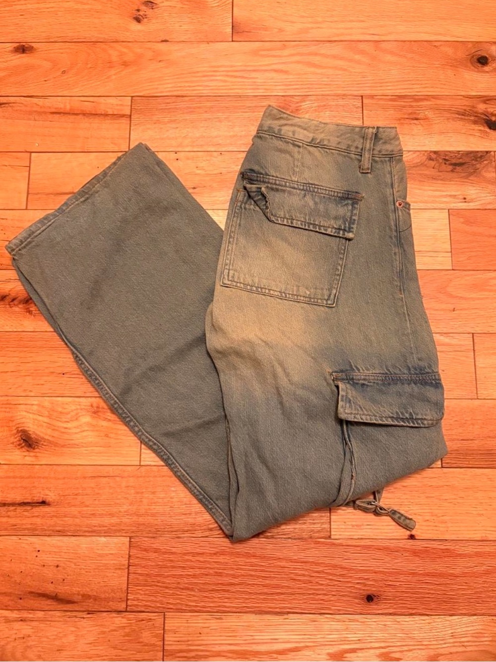 Relaxed Fit Men's Cargo Jeans in Faded Blue
